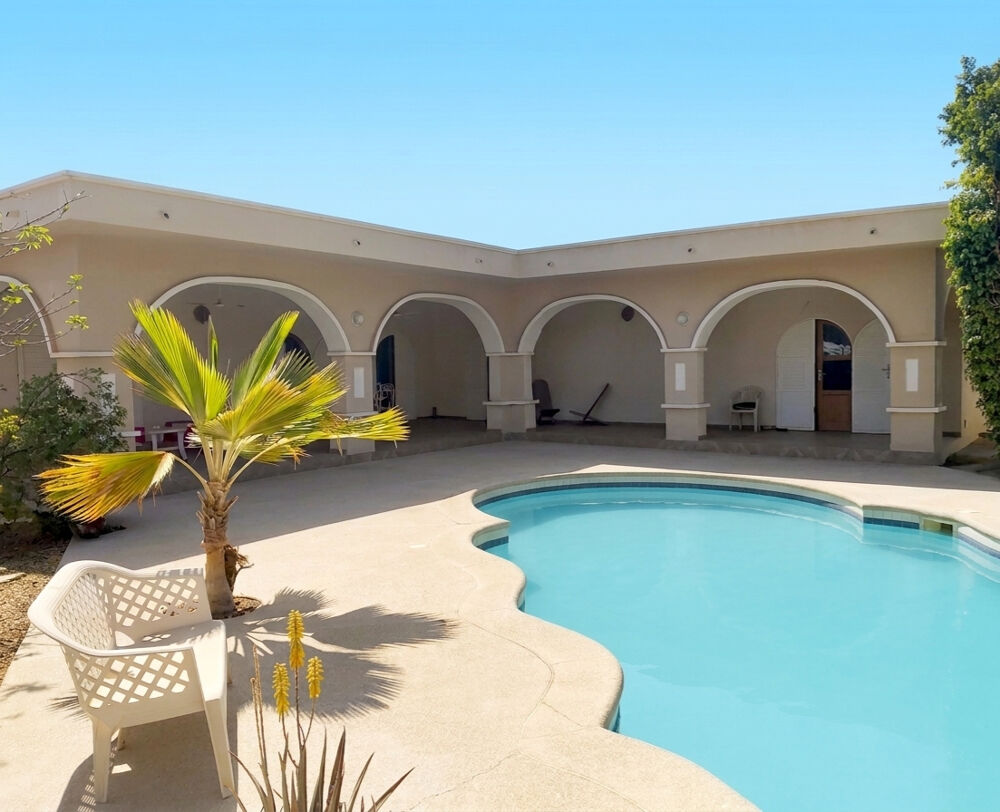 Vente Maison GRANDE VILLA DE 4 CHAMBRES AVEC PISCINE SUR UN TERRAIN ARBORE de 1023m²  SITUEE DANS QUARTIER RESIDENTIEL PAISIBLE Ngaparou (Senegal)
