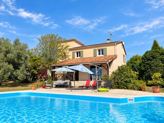 Maison 6 pièces 217 m² · à Montmoreau · 217 m² · 371 000 €