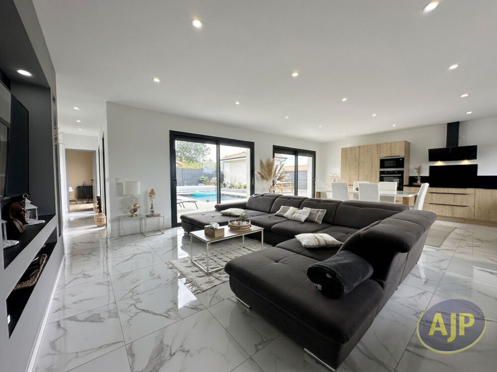 Maison avec piscine, sans entretien à Lamarque!