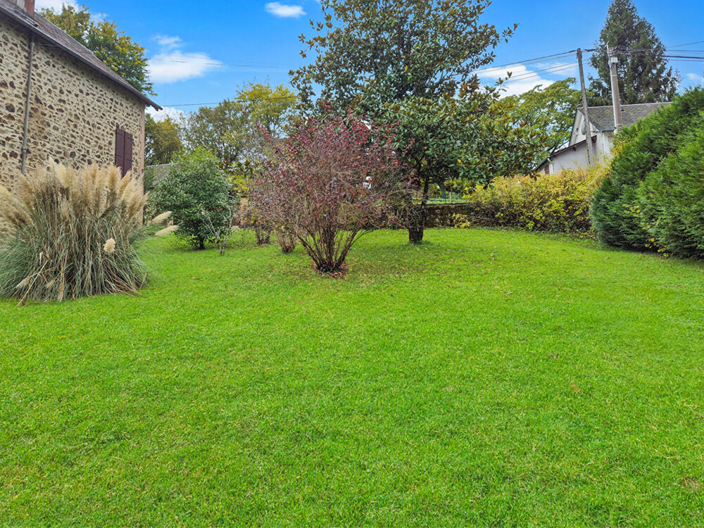 CORREZE. CHAMBERET. Jolie maison en pierre de 3 chambres, grand garage et jardin de 1835 m²
