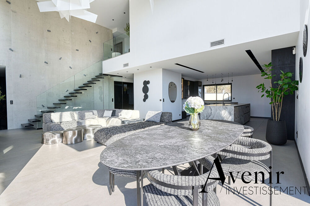 Decines Charpieu- villa de 322 m2 -5 chambres - piscine
