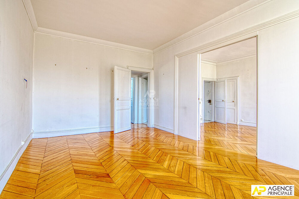 Vente Appartement Versailles Notre dame Boulevard de la Reine , appartement  3 pièces 79M² carrez situé au 2-éme étage d'un immeuble 18 -ème. Versailles