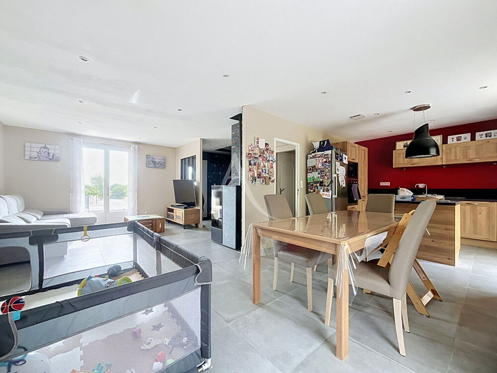 Vente Maison À vendre - Maison familiale avec vie de plain-pied à Combrée - Ombrée d'Anjou Combree