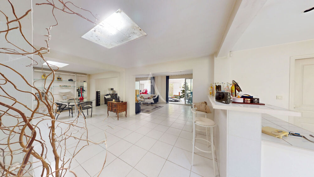 Maison de plain-pied à vendre. Grand séjour 100 m², 3 chambres, 2 garages