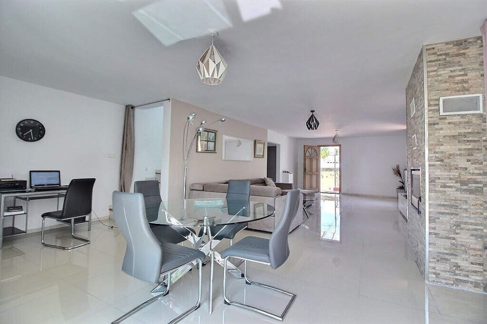 MARSEILLE 10 - SECTEUR LARRAT / ROMAIN ROLLAND - MAISON PRINCIPALE - 2 MAISONS DE PLAIN-PIED INDEPENDANTES - PISCINE - JARDIN -