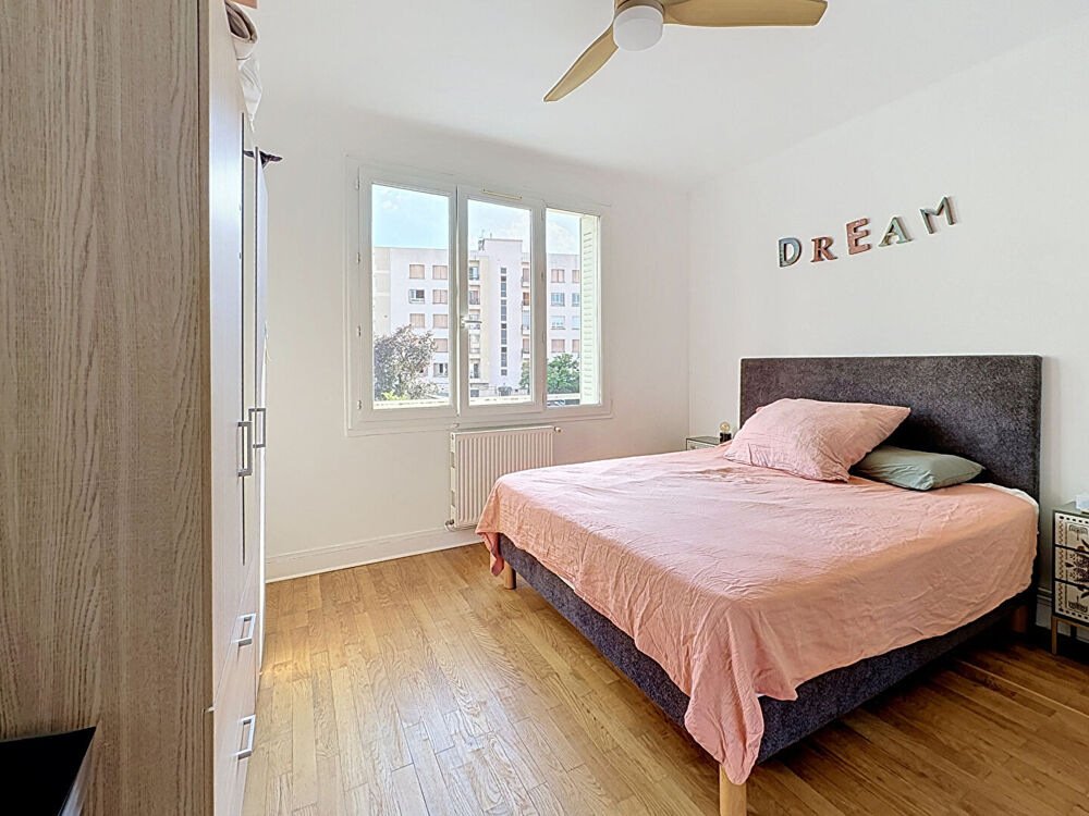 Vente Appartement Appartement LYON 8, T2 traversant en très bon état entièrement au calme avec garage et cave Lyon 8