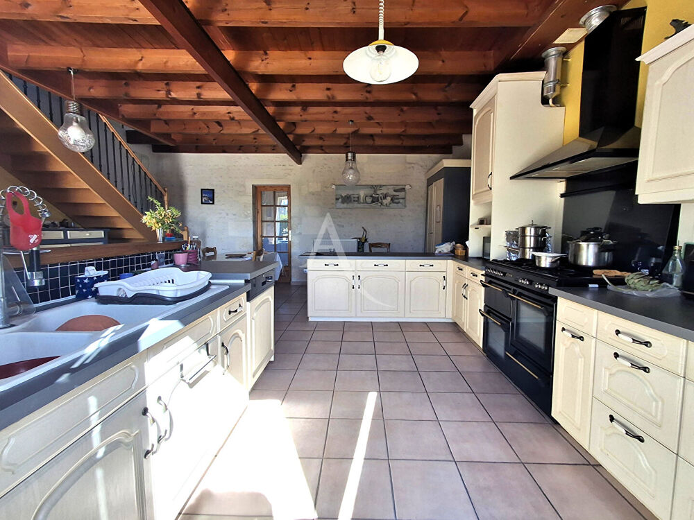 Maison 9 pièces 242 m2 avec dépendances. 5 min de SAINTES