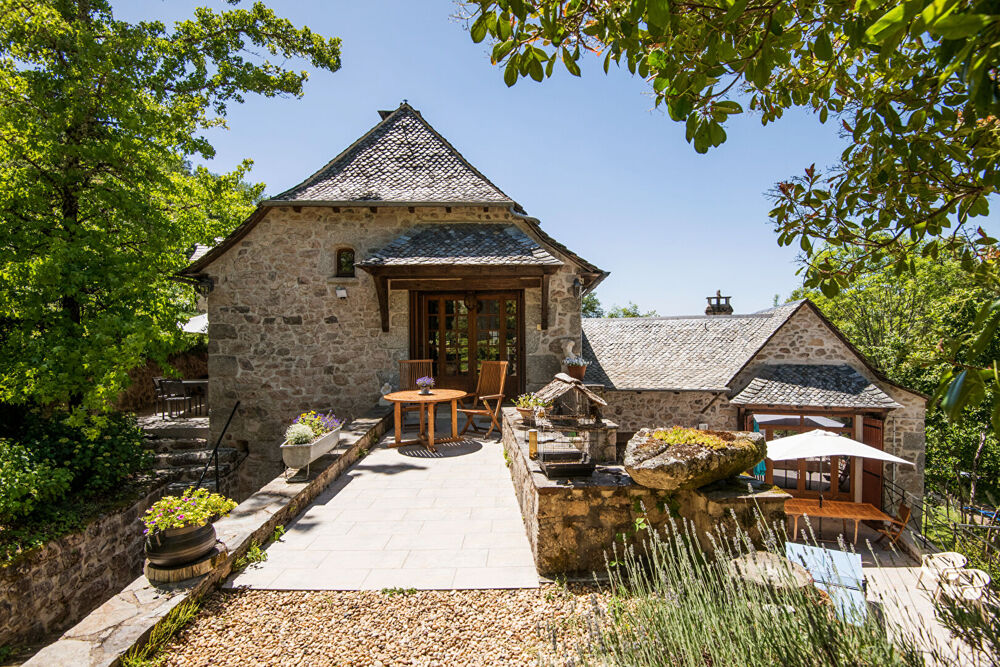 Ensemble en pierre d'exception aux portes de l'Aubrac : 4 maisons restaurées, piscine & patio