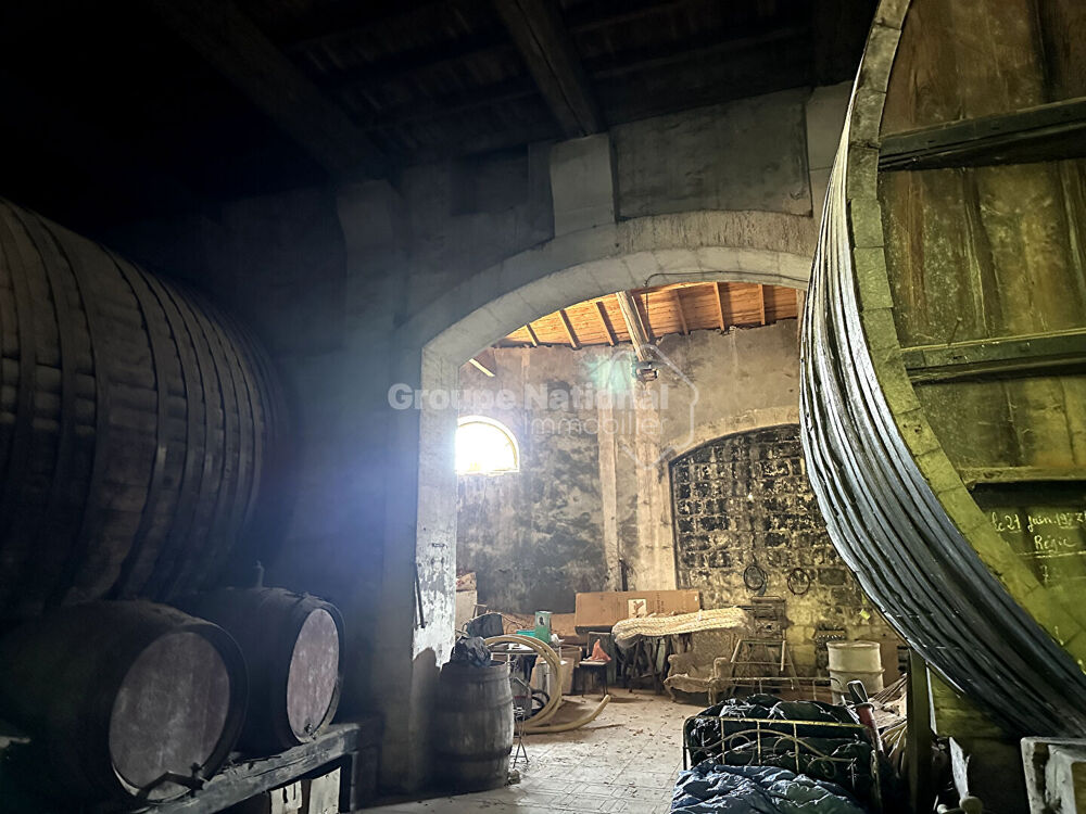 Remise de 375m2 en bon état