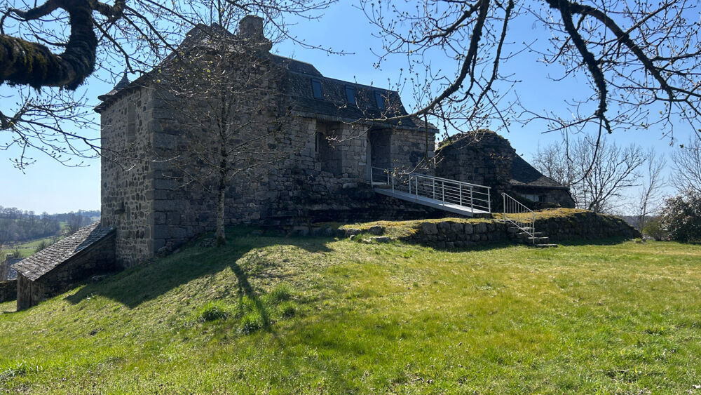 Manoir du XIVe siècle : Un balcon sur l'Aubrac et les Monts du Cantal