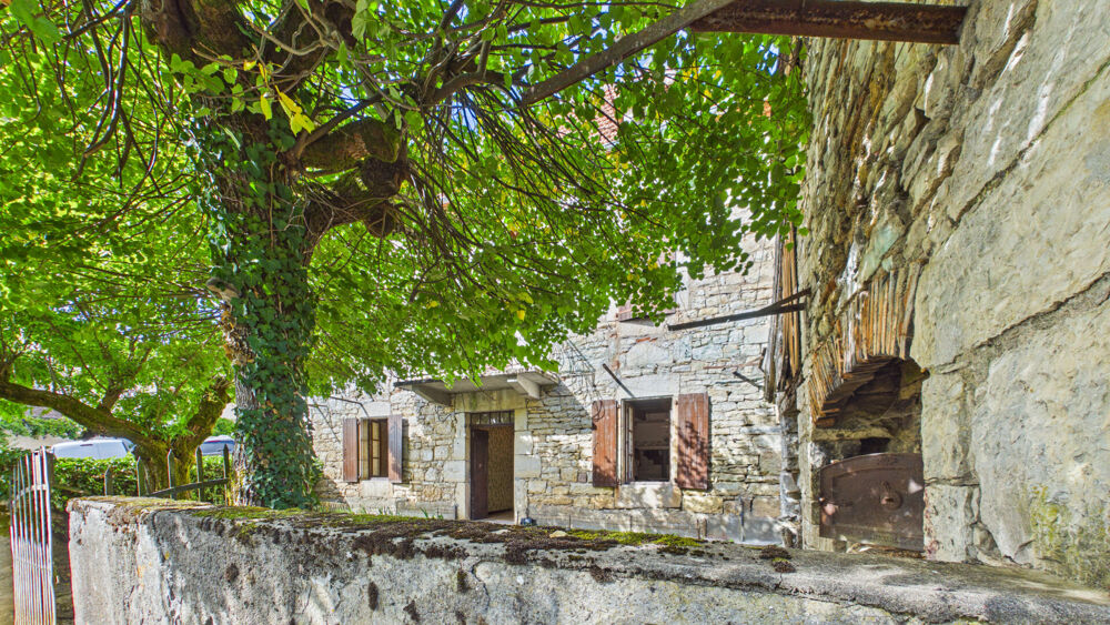 Maison de village en pierre à rénover avec cour intérieure, four à pain et dépendance