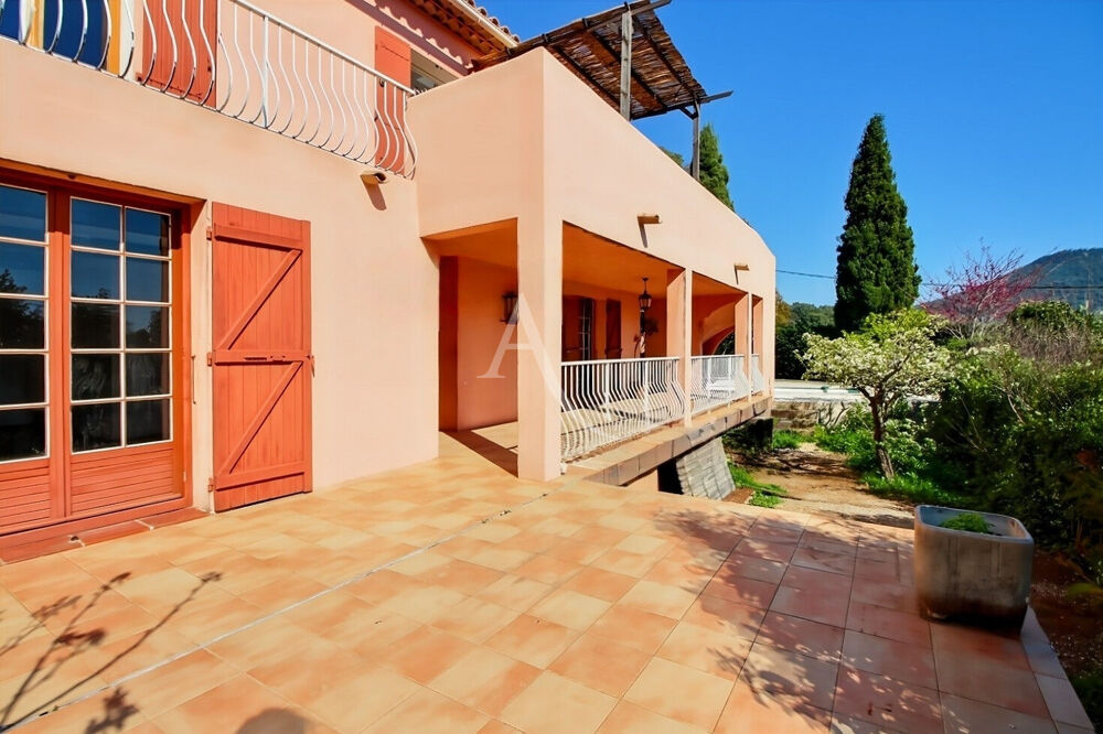 A pied des plages et magnifique vue dégagée ! Maison deux appartements LE PRADET !