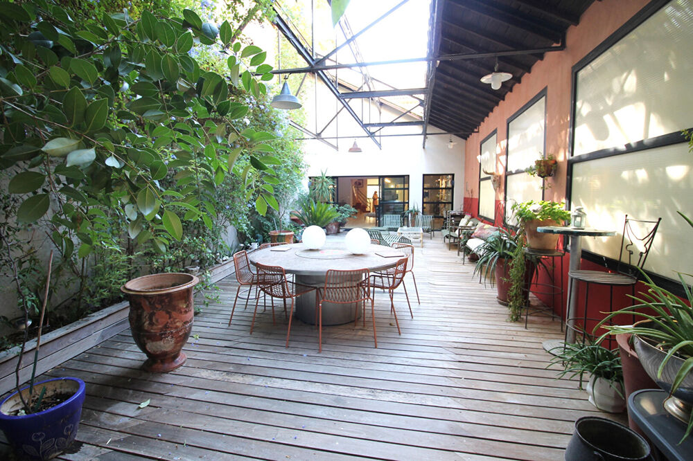 NIMES CENTRE VILLE Magnifique maison de ville style industriel de 200 m2 avec patio et dépendance.