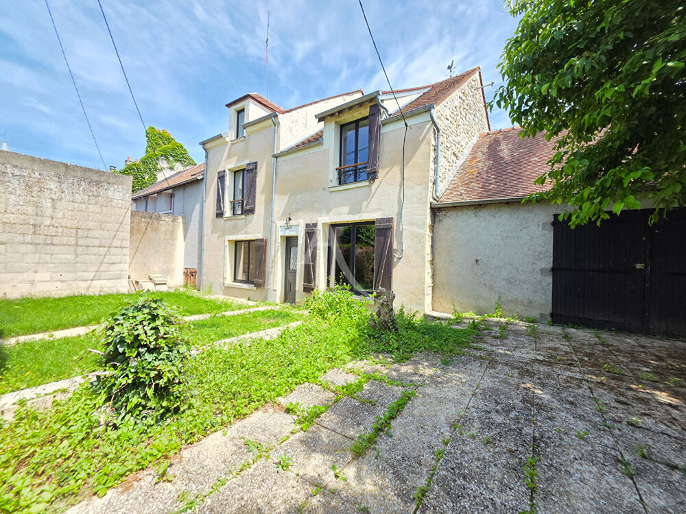 Maison de village 3 chambres à rénover avec grand garage et dépendances - Terrain clos et arboré
