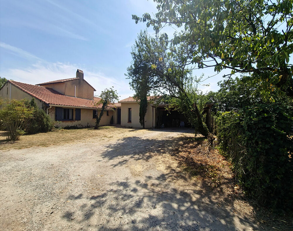 Maison familiale avec 3 chambres et jardin intimiste, proche commerces à Lavernose-Lacasse