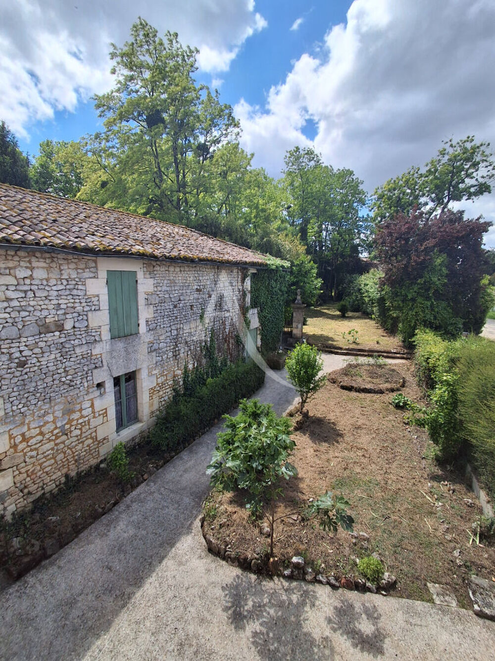 Maison avec dépendances proche de Jonzac