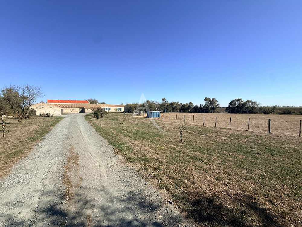 Corps de ferme à Champagné-Les-Marais