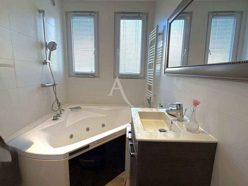 Vente Appartement NANTES MONSELET SAINTE-THERESE Très beau T3 de 84 m2 avec loggia, cave, grenier et box fermé Nantes