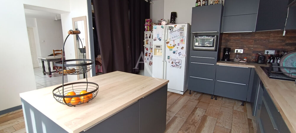 Maison en pierre avec garage et dépendance.