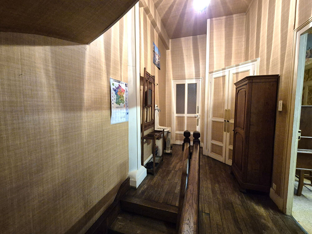 CORREZE. ALLASSAC. Maison en pierre du 17ème siècle avec 3 chambres et garage.