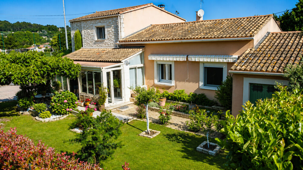 Sauveterre - Maison familiale avec piscine et jardin paysager aux portes d'Avignon