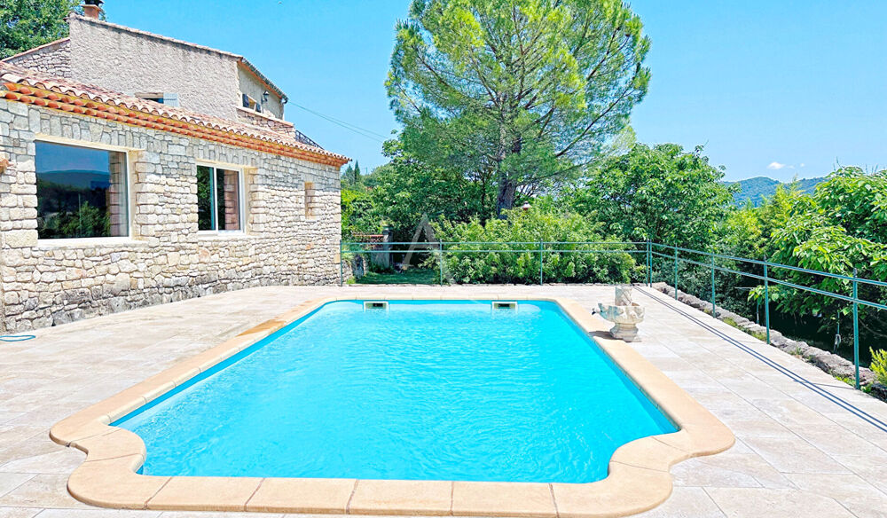 SUPERBE VILLA AU CALME ET A LA VUE IMPRENABLE SUR LE CHÂTEAU DE CERESTE-EN-LUBERON SUR 7380M2 DE TERRAIN AVEC PISCINE