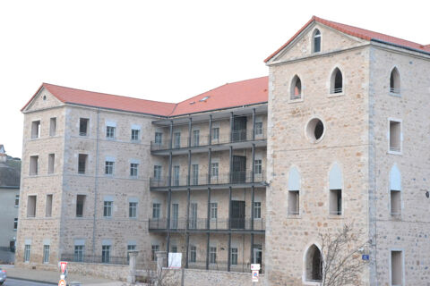   Appartement T3 de 77.10 m� avec ascenseur dans le centre ville d'Yssingeaux Appartement - 3 pi�ce(s) - 77 m�