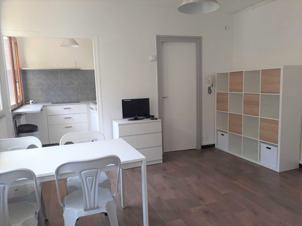 NIMES CENTRE - ARENES/MONTCALM - MEUBLÉ COQUET T2 DE 32.23M2 AVEC PARKING PRIVÉ ET CAVE