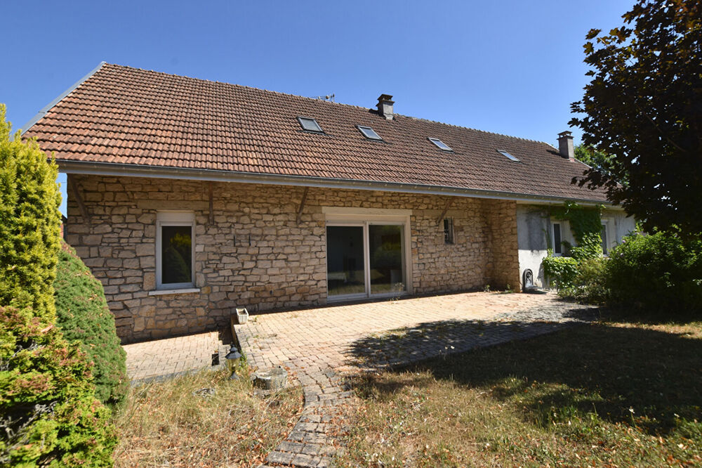 Devecey : Grande maison 248 m² sur 2016 m² de terrain avec dépendances