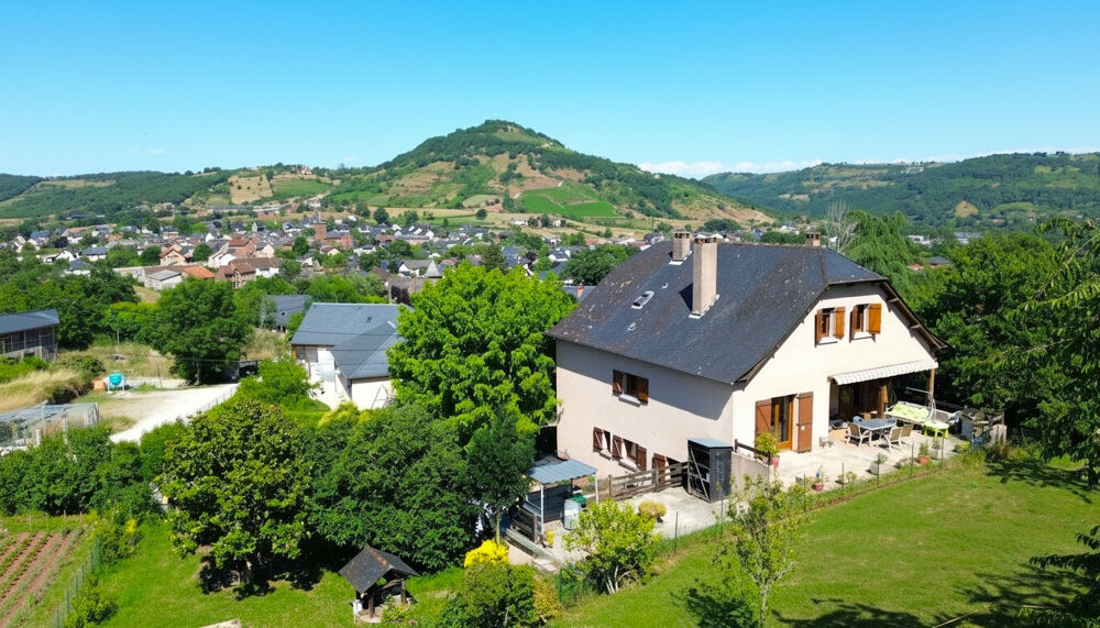 Maison d'environ 255 m² avec 2 Logements + 954 m² de terrain