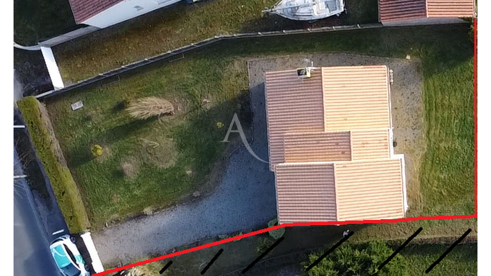 Maison 3 chambres avec 600 m² de terrain La Chaize-Giraud 215 000