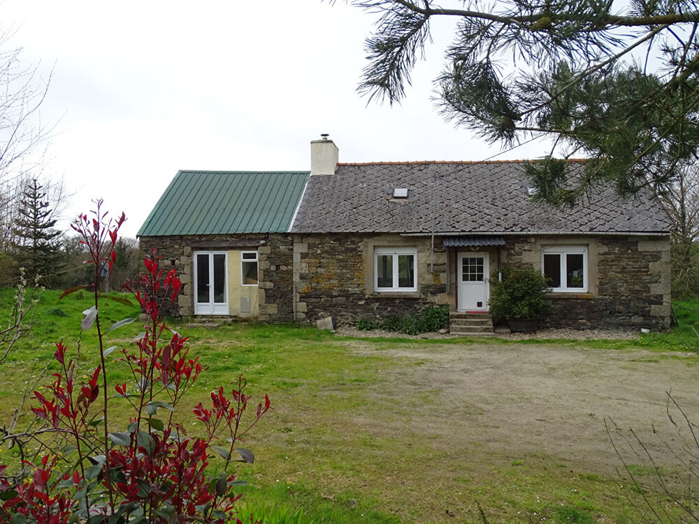 CÔTES-D'ARMOR. Maison individuelle en pierre de 2 chambres, située à la campagne, le village de Kergrist-Moëlou