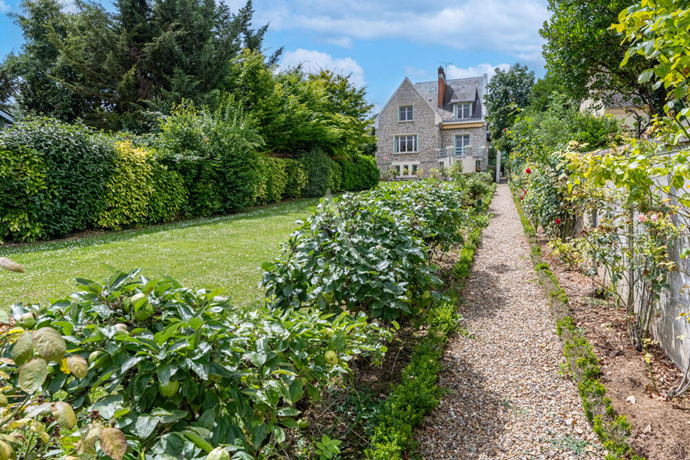Belle propriété VAUREAL VILLAGE sur 1093 m2 de terrain.