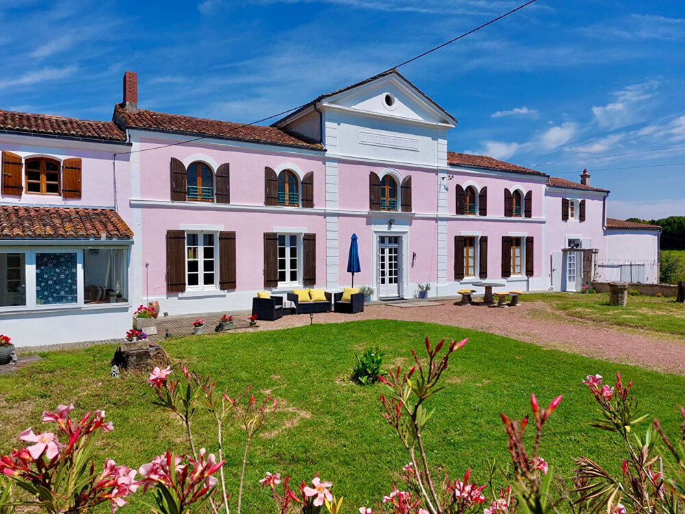 Elegante maison non-mitoyenne avec gîte, vaste dépendances, 2 km du centre ville