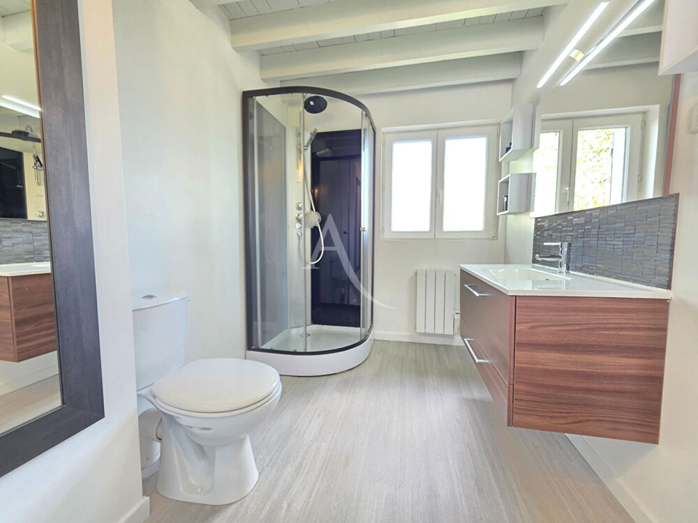 Maison de village à Pierre-Levée grandement rénovée 3 chambres avec véranda et garage - Terrain clos et arboré