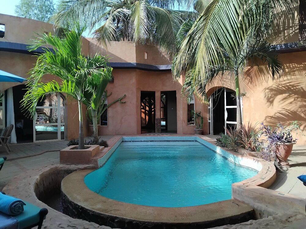 Location Maison LOCATION ANNUELLE POUR CE RIAD ATYPIQUE AVEC PISCINE SITUE A PIEDS DE LA MER ET DES COMMERCES Quartier Drève des Belges, Ngaparo Ngaparou (Senegal)
