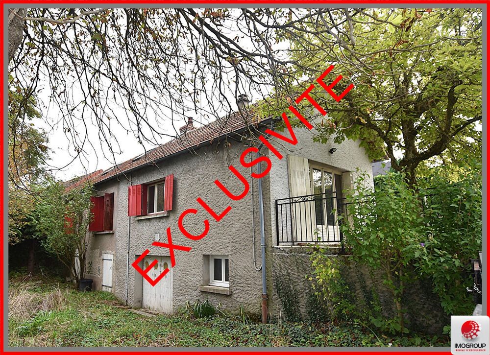 cette maison à rénover entièrement, offrant de belles possibilités d'aménagement et de personnalisation :