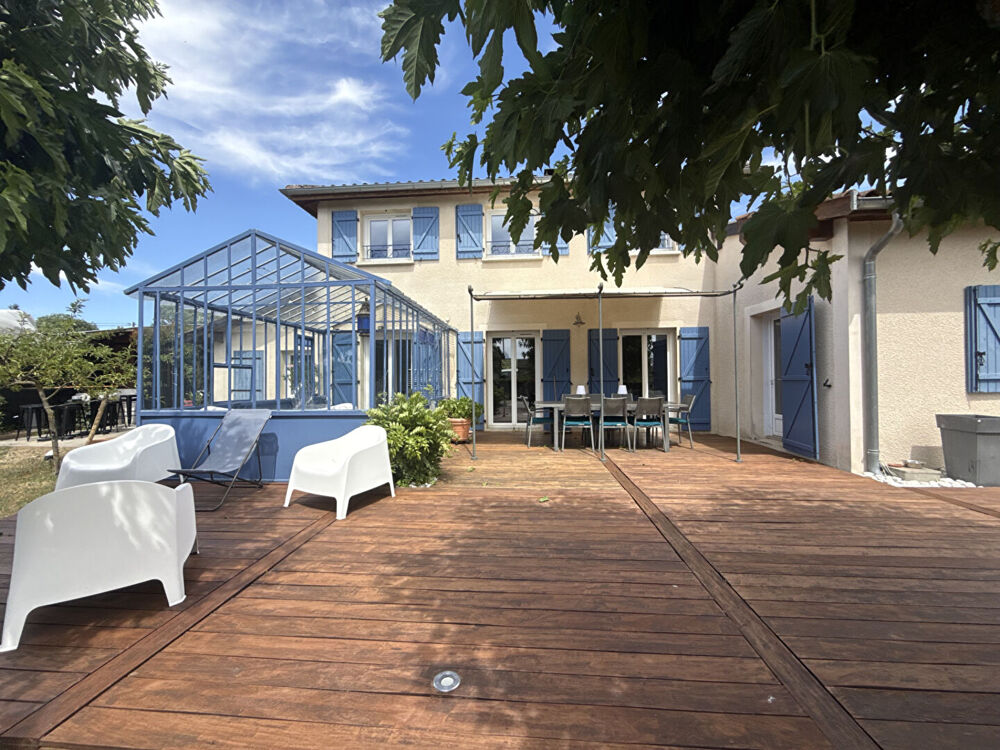 Vente Maison Une maison familiale de 232 m², où les volumes généreux créent une atmosphère chaleureuse et moderne. Montmerle sur saone