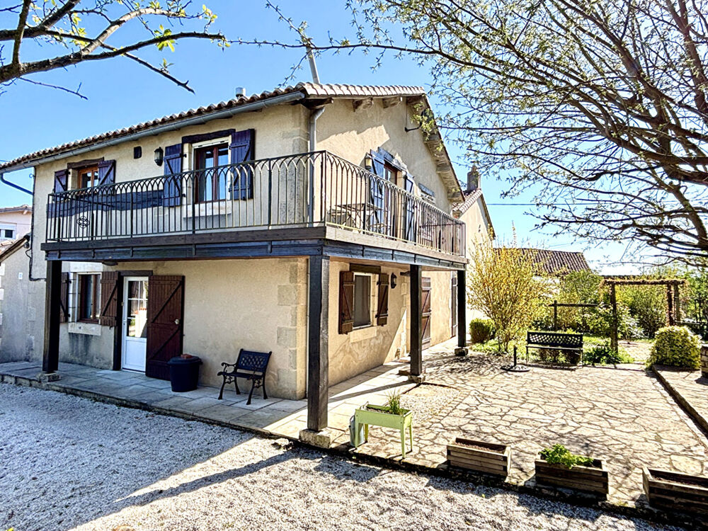 Vente Maison Charmante maison de caractère rénovée avec  4 chambres, grange et jardin arboré Ventouse