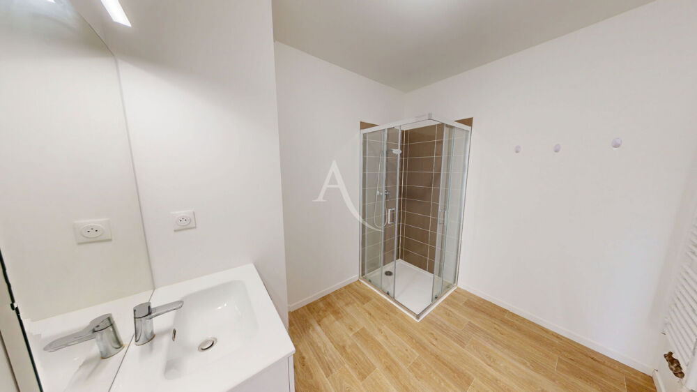 Appartement 3 chambres en dernier étage avec 2 loggias et 2 places parking privatif - Poitiers
