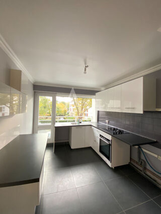  Appartement à louer 4 pièces 83 m²