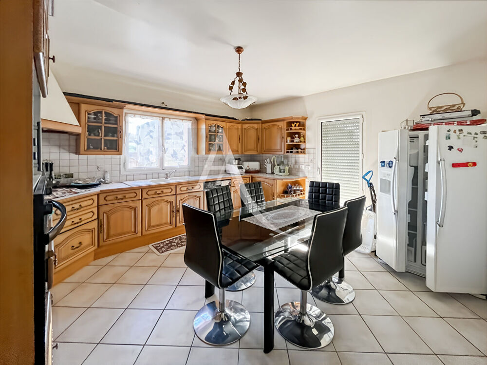 A vendre maison plain-pied, double garage, quatre chambres;
