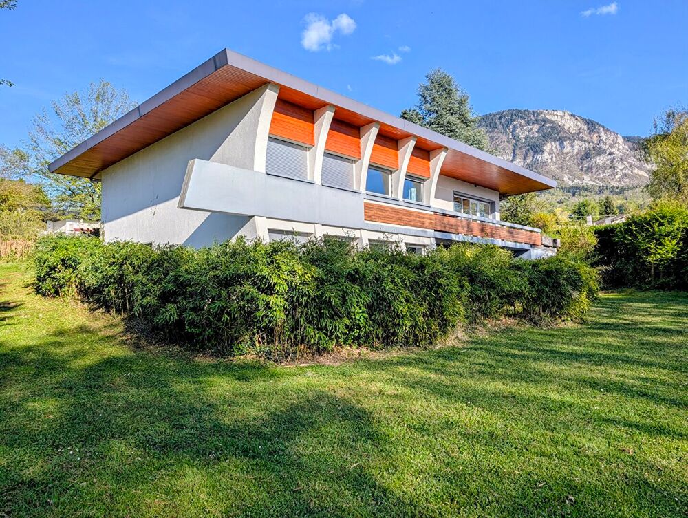 Maison d'architecte avec vue sur le lac à Pugny-Chatenod