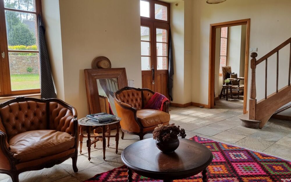 COTES D'ARMOR, Proche Uzel, Ancien Maison D'école De 3 Chambres Avec 2 Appartements à Deux Chambres
