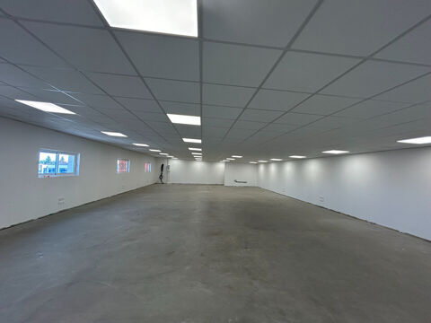 &Agrave; louer - Local professionnel 382 m&sup2; avec terrasse, stationnement et acc&egrave;s PMR - Avignon 3159 84000 Avignon