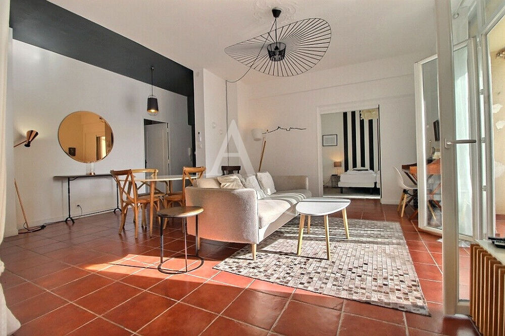 MARSEILLE 2 - SECTEUR QUAI DU VIEUX PORT - RUE DE LA LOGE - APPARTEMENT 4 PIECES - TRAVERSANT - LUMINEUX - ASCENSEUR - VUE EXCEP