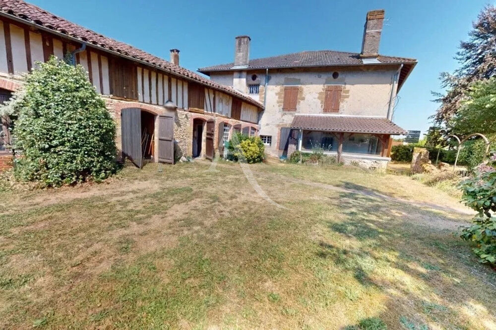 Maison de caractère à rénover. Centre-bourg 330,31 m² habitables sur 17 958 m² de terrain