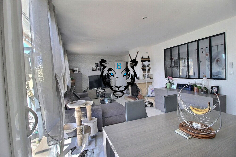 Maison plain-pied 4 pièces avec piscine, garage et terrain de 971 m²