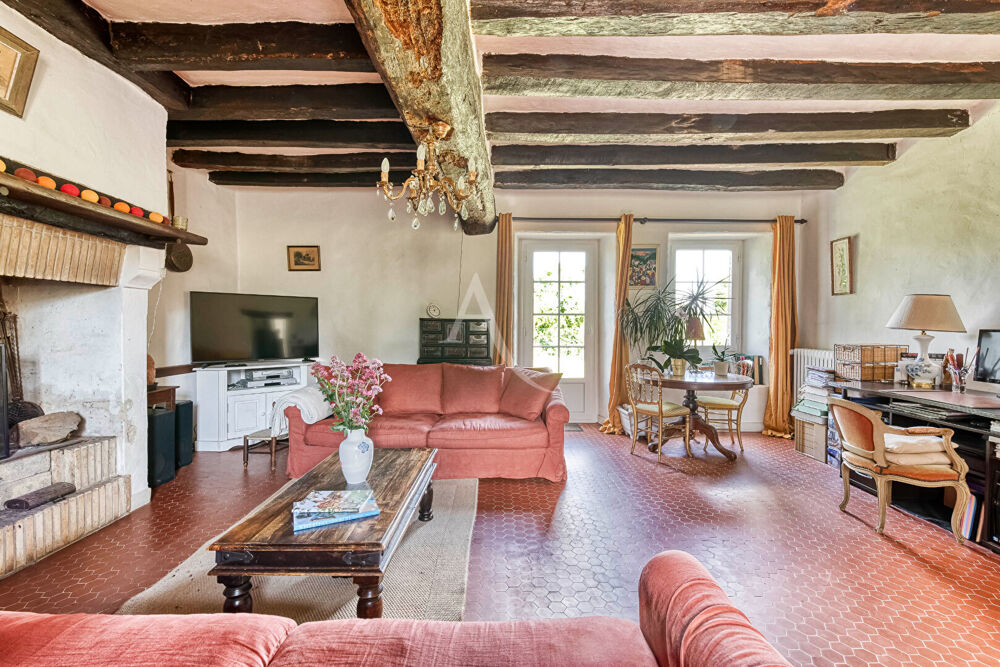Maison de caractère à vendre à La Possonnière, implantée sur un magnifique terrain d'un hectare.