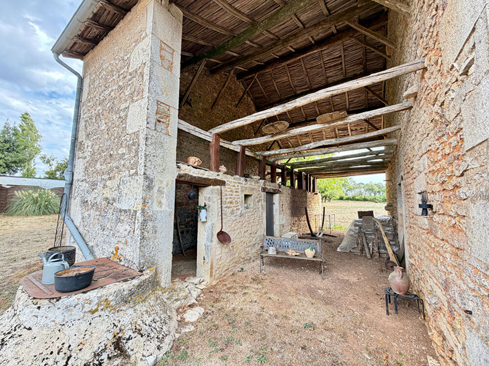 Vente Maison Charmante Maison Indépendante en Pierre avec Grande Grange, Terrain et Excellent Potentiel près de Nanteuil-en-Vallée Nanteuil en vallee